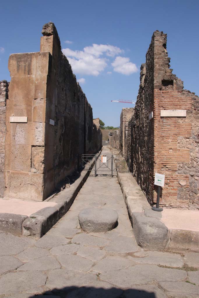 Vicolo di Cecilio Giocondo, Pompeii. September 2021.
Looking north between V.1, on left, and V.2, on right, from junction with Via di Nola.
Photo courtesy of Klaus Heese.