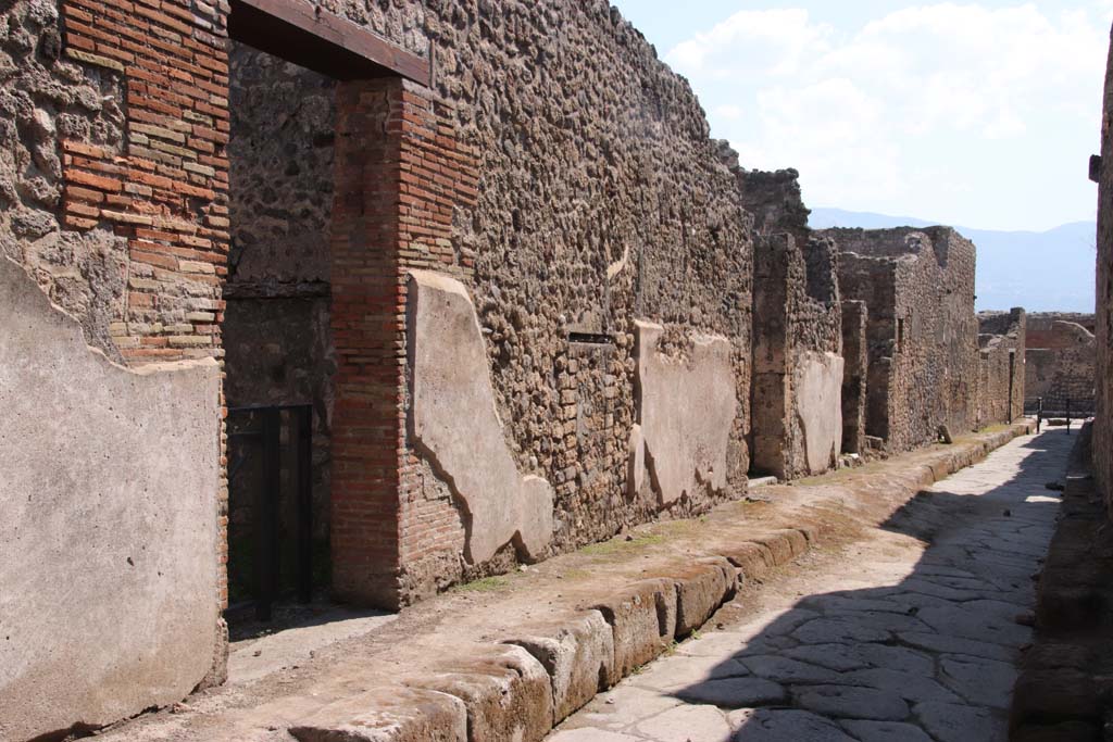Vicolo di Cecilio Giocondo, east side, Pompeii. September 2021. 
Looking south from near doorway to V.2.e, on left.  Photo courtesy of Klaus Heese.