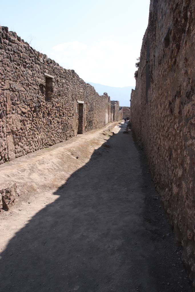 Vicolo di Cecilio Giocondo. September 2021. 
Looking south from junction with Via delle Nozze d’Argento. Photo courtesy of Klaus Heese.