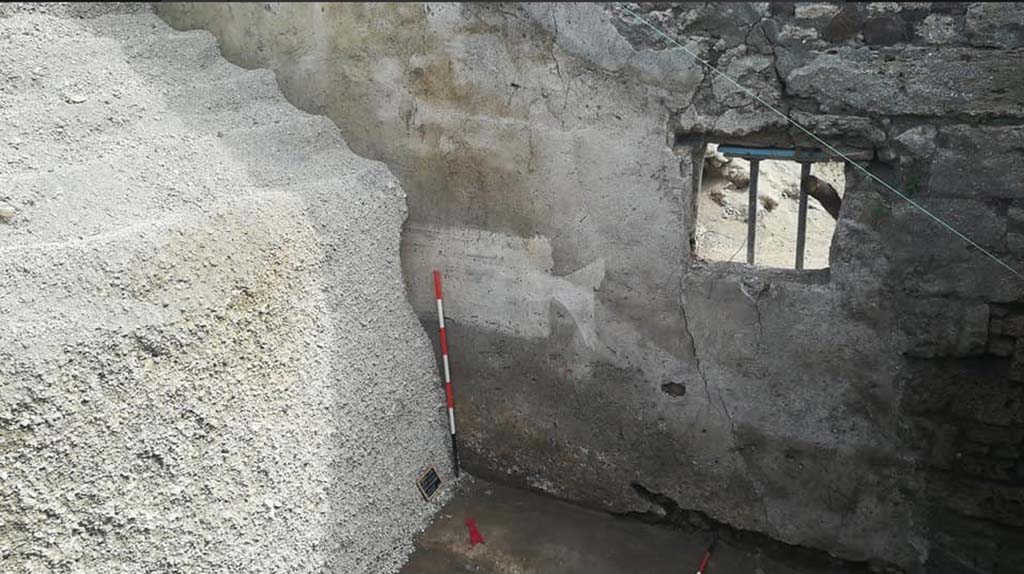Vicolo di Cecilio Giocondo. On the east wall of the vicolo continuation, partially visible, traced with white paint, is a tabula ansata.
This was intended most likely to host an inscription, perhaps a sign or an electoral inscription.
Vicolo di Cecilio Giocondo. Sulla parete est della continuazione vicolo, parzialmente visibile, tracciata con vernice bianca, è una tabula ansata.
Questo era destinato molto probabilmente ad ospitare un'iscrizione, forse un segno o un'iscrizione elettorale.
Photograph © Parco Archeologico di Pompei.