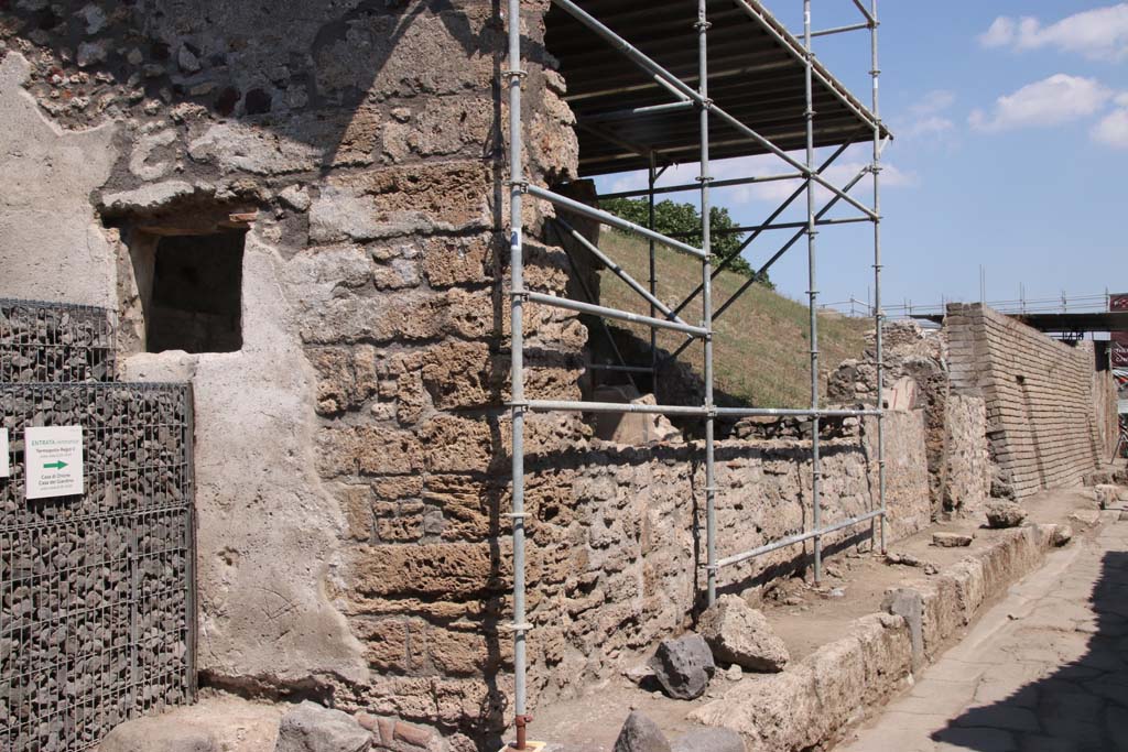 Vicolo di Cecilio Giocondo. September 2021. Looking east from junction along Vicolo delle Nozze d’Argento, north side.
The newly excavated V.7.1, Casa degli Amorini, is on the corner left with a window onto the Vicolo di Cecilio Giocondo. 
Photo courtesy of Klaus Heese.