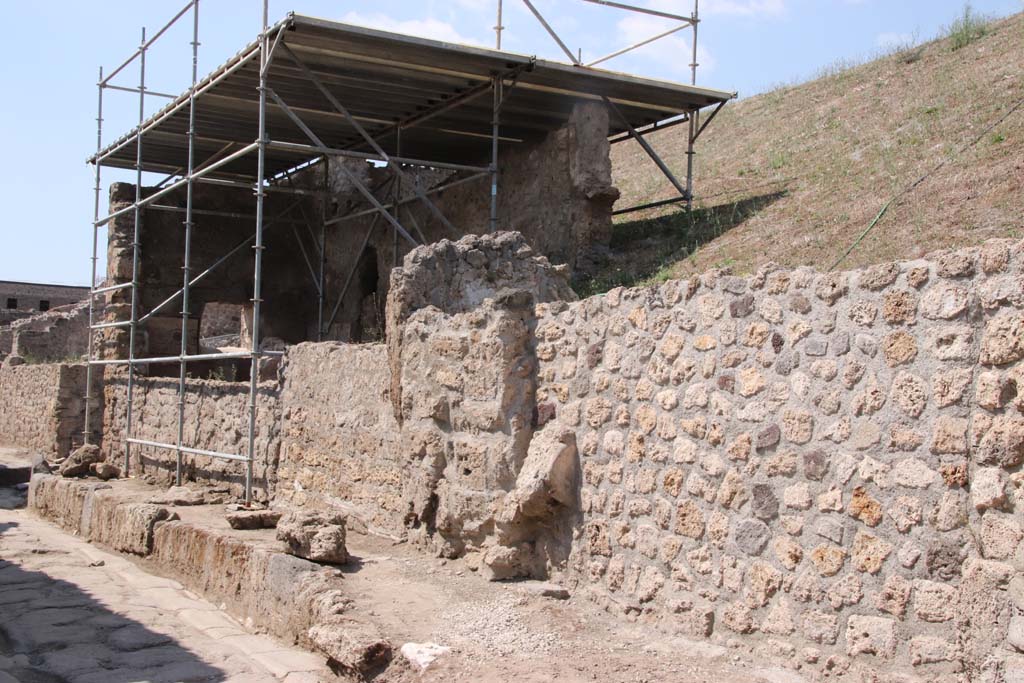 Vicolo delle Nozze d’Argento, north side. September 2021. 
Looking west towards junction with Vicolo di Cecilio Giocondo, on left. Photo courtesy of Klaus Heese.
On the east side of the junction is the new partly excavated Casa degli Amorini at V.7.1, on the left under the roof.