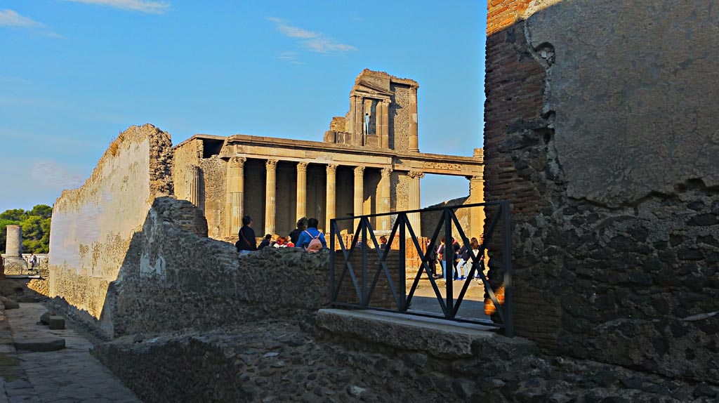Vicolo di Championnet, Pompeii, on left. 2017/2018/2019. 
Looking towards entrance/exit VIII.1.6 into the Basilica. Photo courtesy of Giuseppe Ciaramella.
