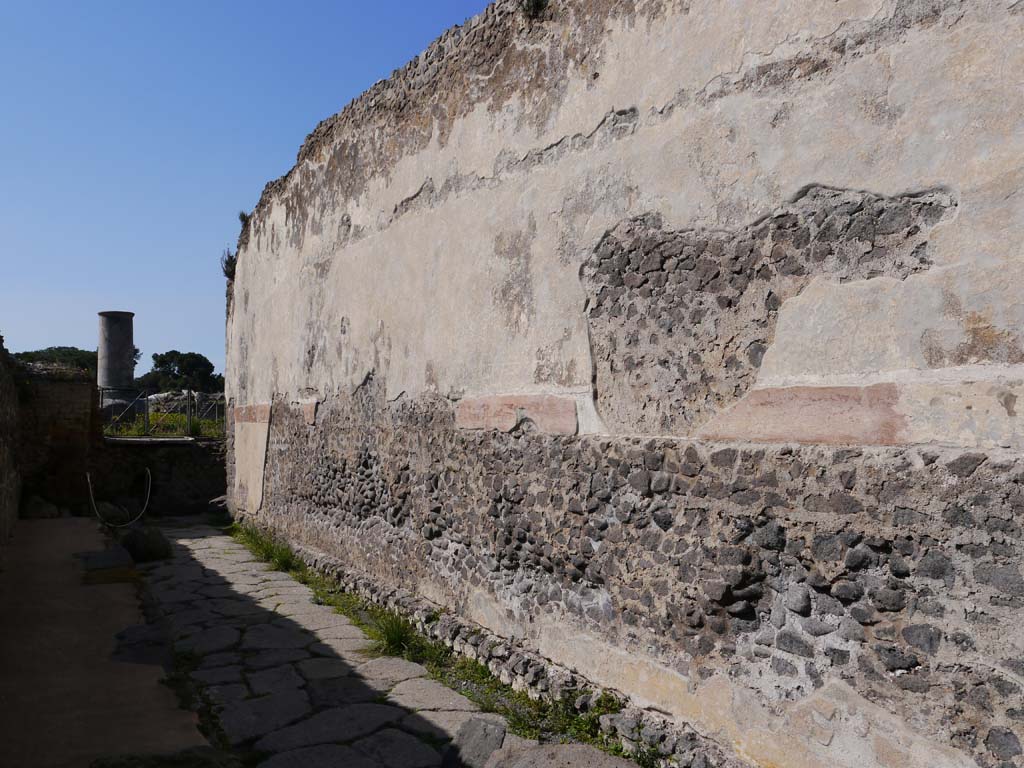 Vicolo di Championnet between VIII.2 and VIII.1. March 2019. 
Looking towards remaining decoration on north wall of roadway, the exterior south wall of Basilica.
Foto Anne Kleineberg, ERC Grant 681269 DÉCOR.