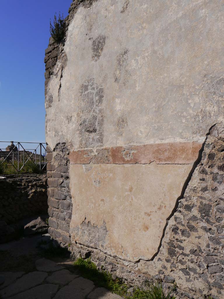 Vicolo di Championnet between VIII.2 and VIII.1. March 2019. 
Detail of remaining painted decoration at west end of north wall.
Foto Anne Kleineberg, ERC Grant 681269 DÉCOR.