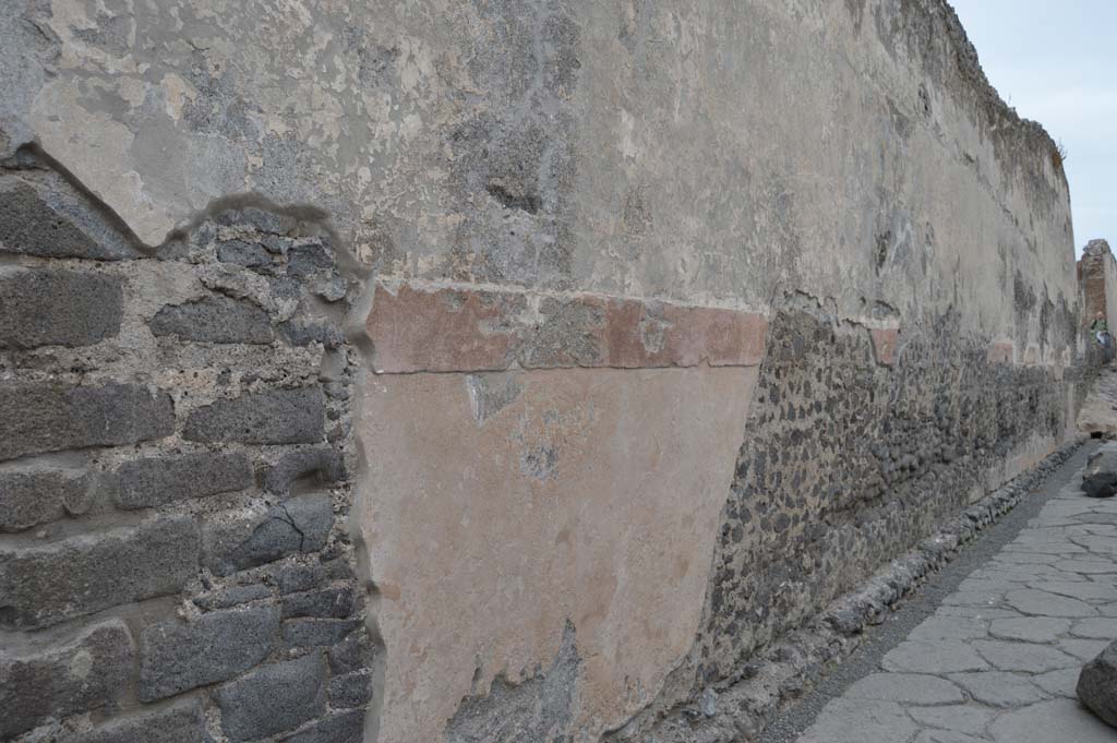 Vicolo di Championnet between VIII.2 and VIII.1. October 2017.
Looking east towards remaining decoration on north wall of roadway, the exterior south wall of Basilica.
Foto Taylor Lauritsen, ERC Grant 681269 DÉCOR.