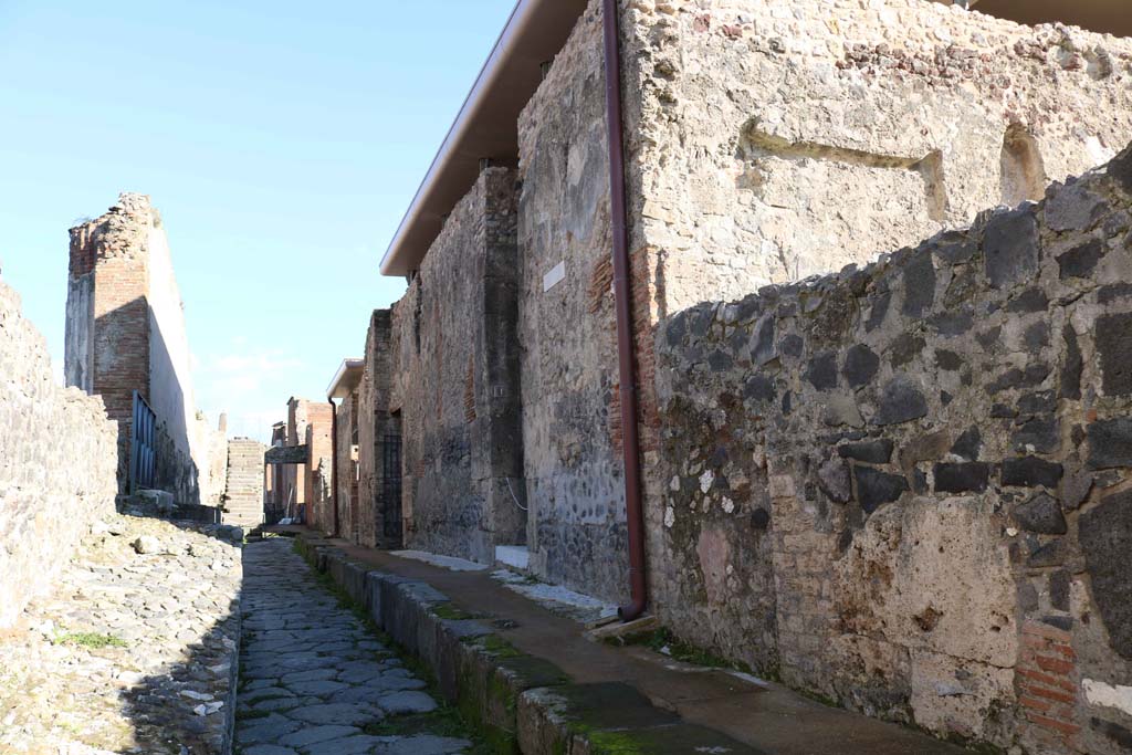 Vicolo di Championnet between VIII.1, on left, and VIII.2, on right. December 2018. 
Looking east towards VIII.2.1, centre right. Photo courtesy of Aude Durand.