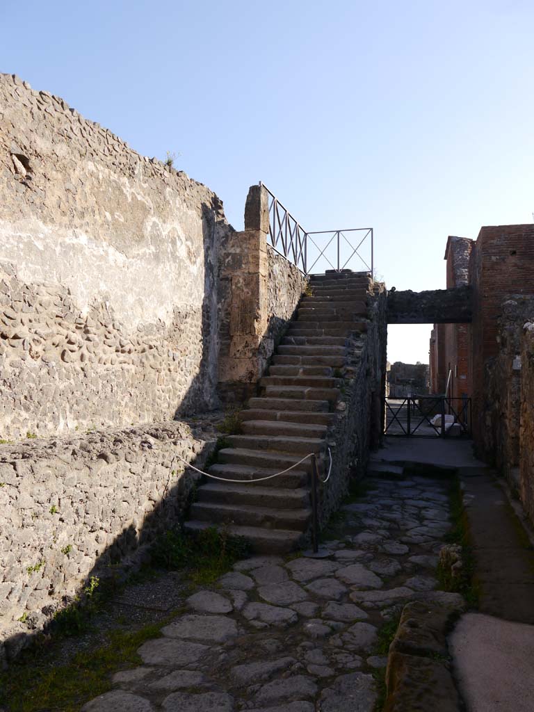 Vicolo di Championnet, Pompeii. March 2019. Stone steps at east end of roadway, between VIII.1 and VIII.2.
Foto Anne Kleineberg, ERC Grant 681269 DÉCOR.