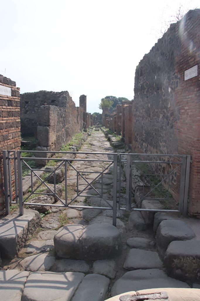 Vicolo di Eumachia, Pompeii. October 2023. 
Looking south from junction with Via degli Augustali. Photo courtesy of Klaus Heese.