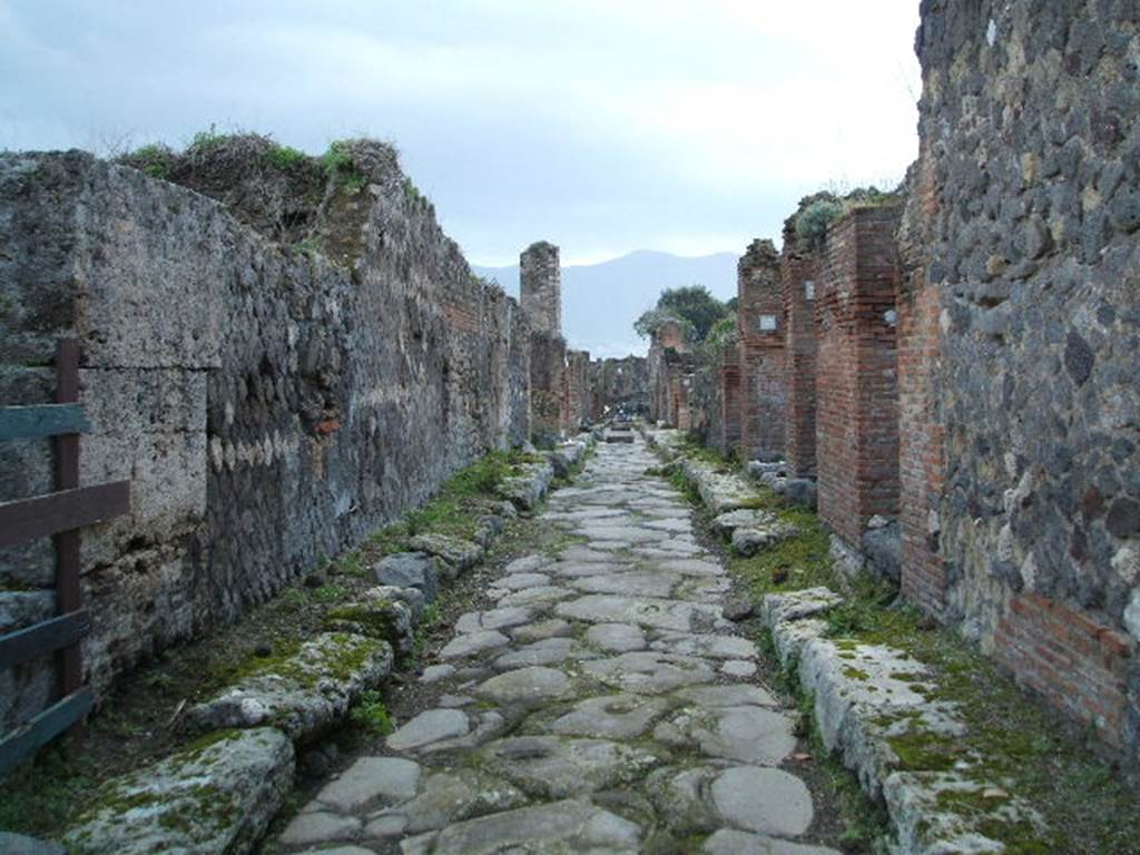 Vicolo di Eumachia between VII.12 and VII.9. Looking south from crossroads with Via degli Augustali and Vicolo Storto. December 2004.