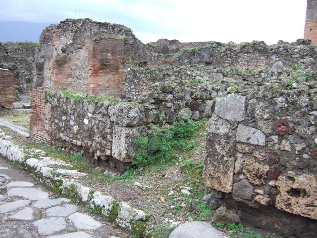 Vicolo di Eumachia. West side. Looking south outside VII.9.35. December 2005. Vicolo del Balcone Pensile can be seen on the left, leading west.