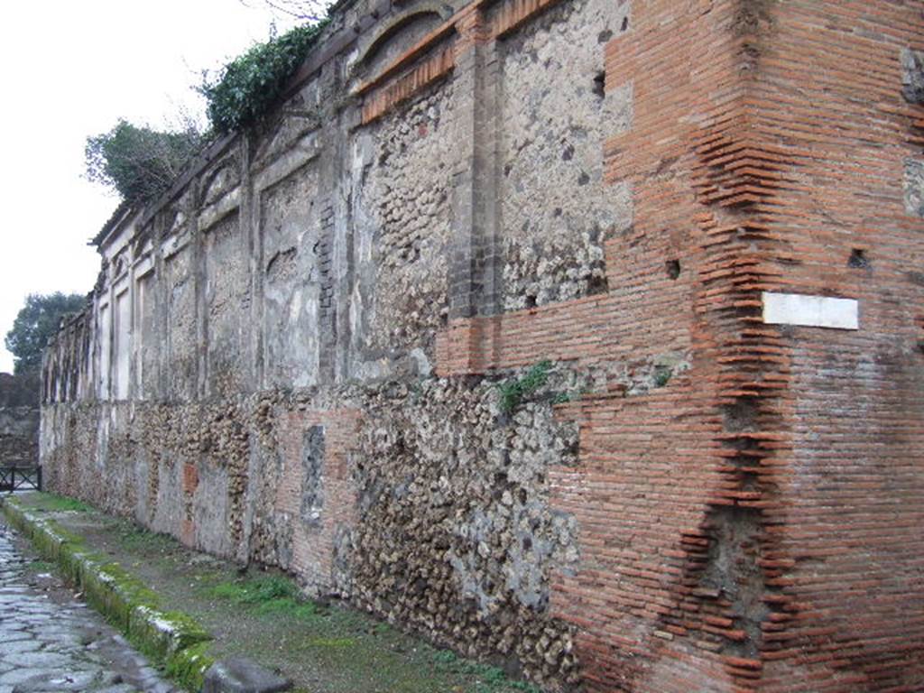 Vicolo di Eumachia. West side. December 2005. Looking south along exterior rear wall of Eumachia’s Building towards junction with Via dell’Abbondanza.