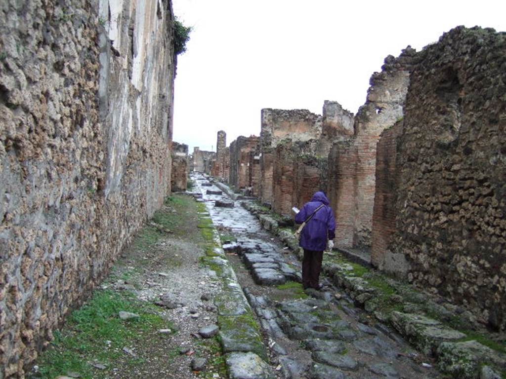 Vicolo di Eumachia between VII.9 and VII.13. December 2005. Looking north.