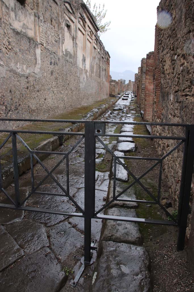 Vicolo di Eumachia, October 2020. Looking north from junction with Via dell’Abbondanza. 
Photo courtesy of Klaus Heese.