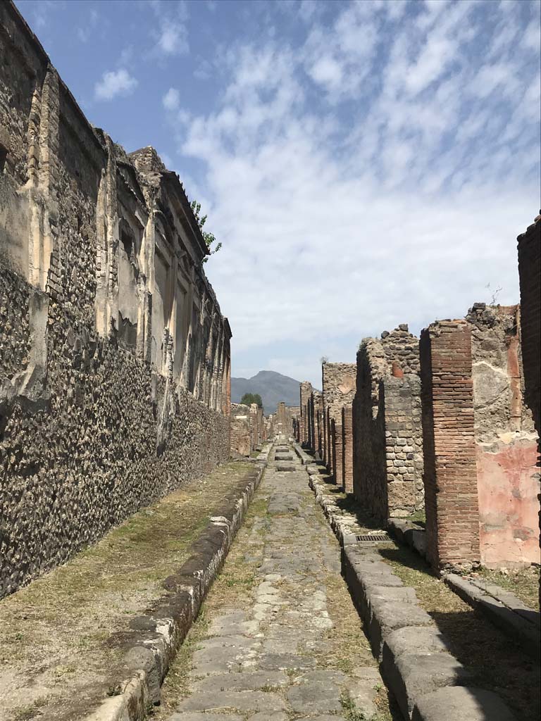 Vicolo di Eumachia, April 2019. Looking north from near junction with Via dell’Abbondanza. 
Photo courtesy of Rick Bauer.