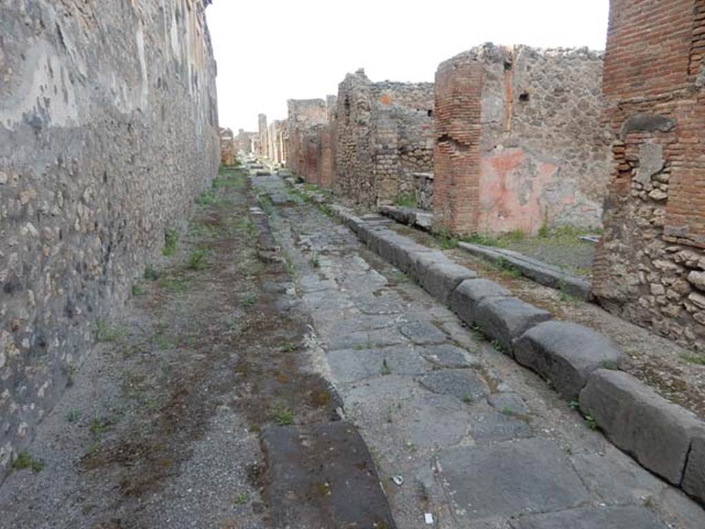 Vicolo di Eumachia between VII.9 and VII.13. May 2015.  Looking north from near junction with Via dell’Abbondanza.  Photo courtesy of Buzz Ferebee.