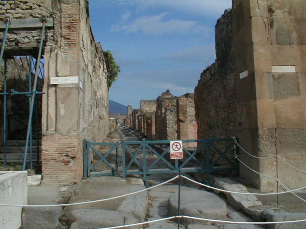 Vicolo di Eumachia between VII.9 and VII.13. Looking north from junction with Via dell’Abbondanza. September 2004.