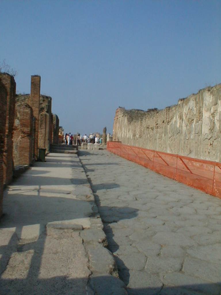 Via dell’Abbondanza between VIII.3 and VII.9  Looking west towards the Forum from junction with Vicolo di Eumachia. September 2004.