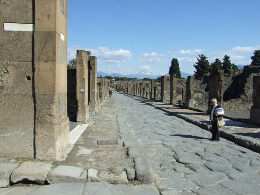 Via dell’Abbondanza between VII.13 and VIII.3. Looking east from junction with Vicolo di Eumachia (on left). March 2009.