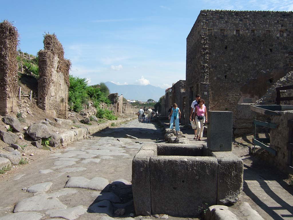 Via dell’Abbondanza. September 2005. Looking east to junction with Vicolo di Giulia Felice, on the right (south).