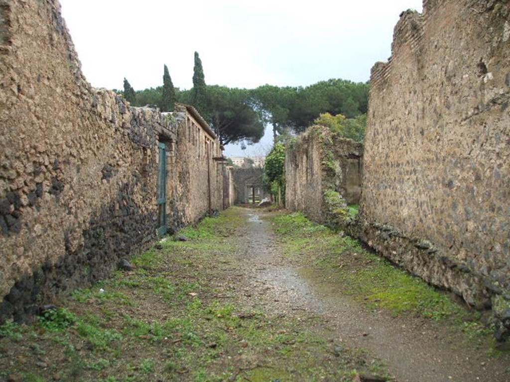 Vicolo di Giulia Felice between II.4 and II.3. Looking south from junction with Via dell’Abbondanza. December 2006.