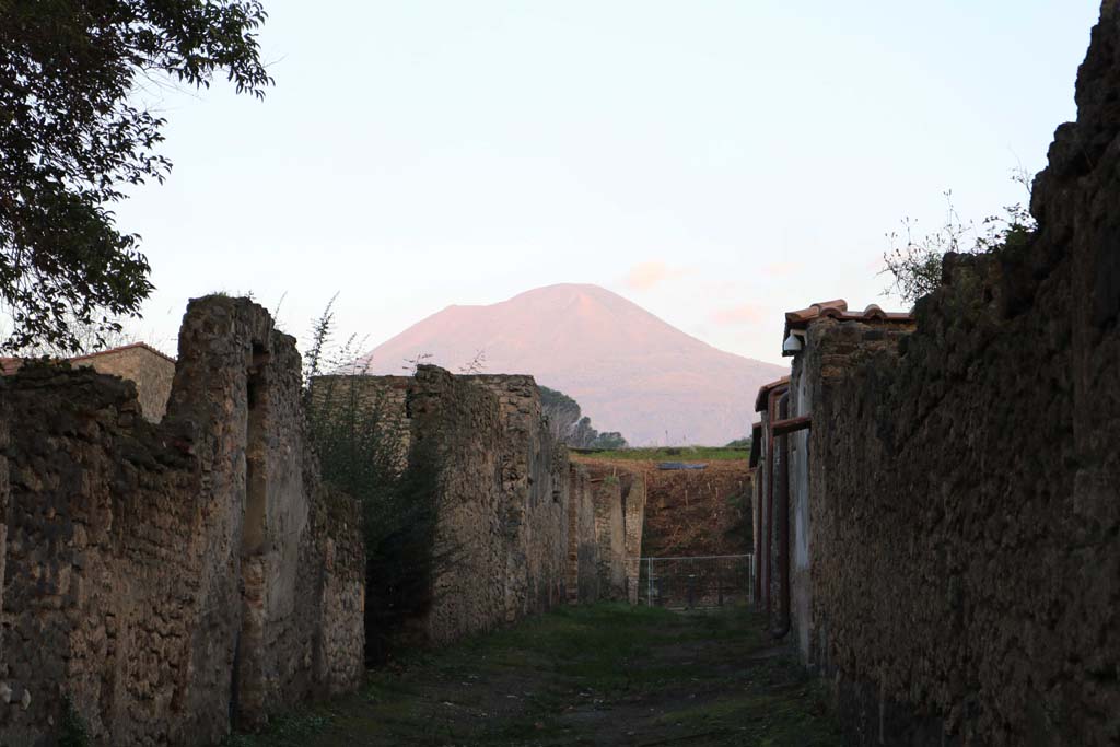 Vicolo di Giulia Felice. December 2018. 
Looking north between II.3 and II.4, towards junction with Via dell’Abbondanza. Photo courtesy of Aude Durand.