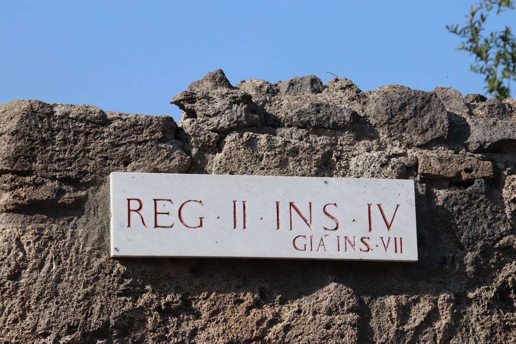 Vicolo di Giulia Felice/Via di Castricio. October 2023. 
Insula identification plaque for Insula IV, originally known as II.7. Photo courtesy of Klaus Heese.