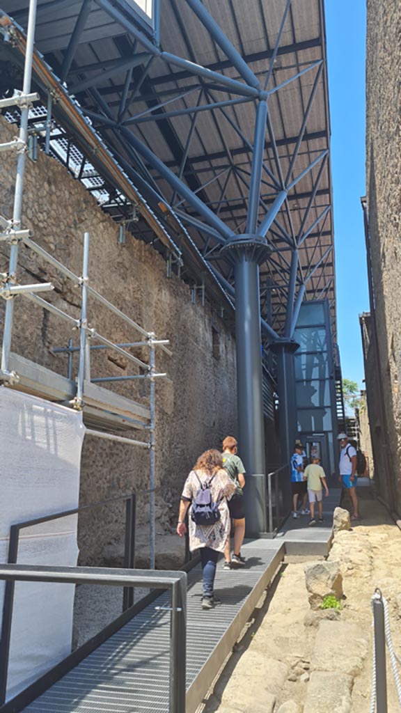 IX.12 Pompeii, on left. June 2024. 
Looking north in vicolo. Photo courtesy of Giuseppe Ciaramella.