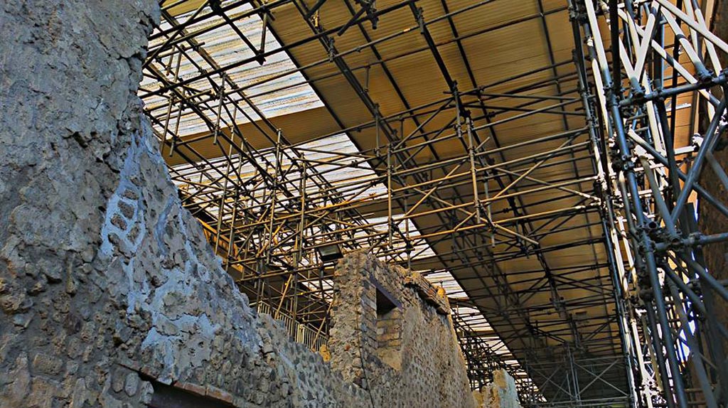 Vicolo di Giulio Polibio, Pompeii. 2016/2017. 
Looking north towards upper west wall of roadway, insula IX.12. Photo courtesy of Giuseppe Ciaramella.