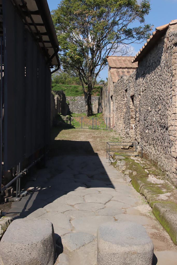 Vicolo di Ifigenia, Pompeii. October 2022. 
Looking north from junction with Via dell’Abbondanza. Photo courtesy of Klaus Heese