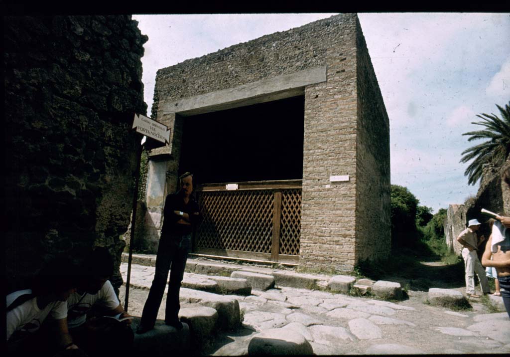 Via dell’Abbondanza. Looking north across junction to Vicolo di Ifigenia from Via di Nocera.
Photographed 1970-79 by Günther Einhorn, picture courtesy of his son Ralf Einhorn.
