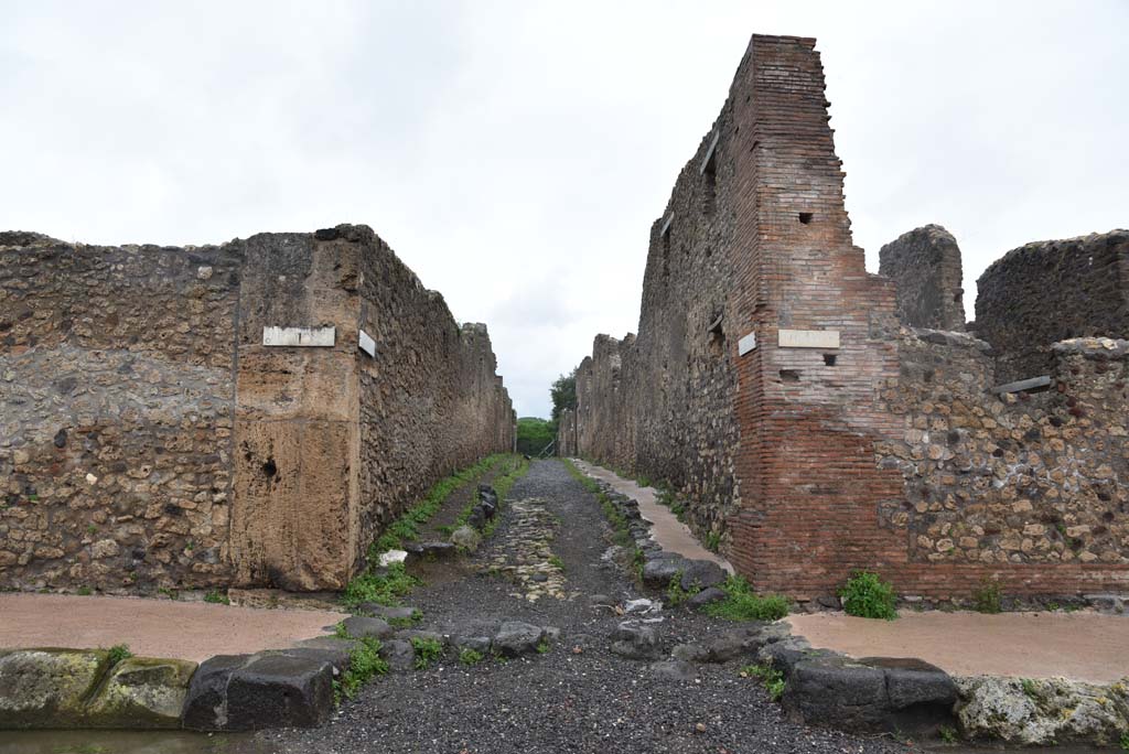 Vicolo di Lucrezio Frontone, Pompeii. March 2018. 
Looking north between V.3, on left, and V.4, on right, from junction with Via di Nola.
Foto Annette Haug, ERC Grant 681269 DÉCOR.