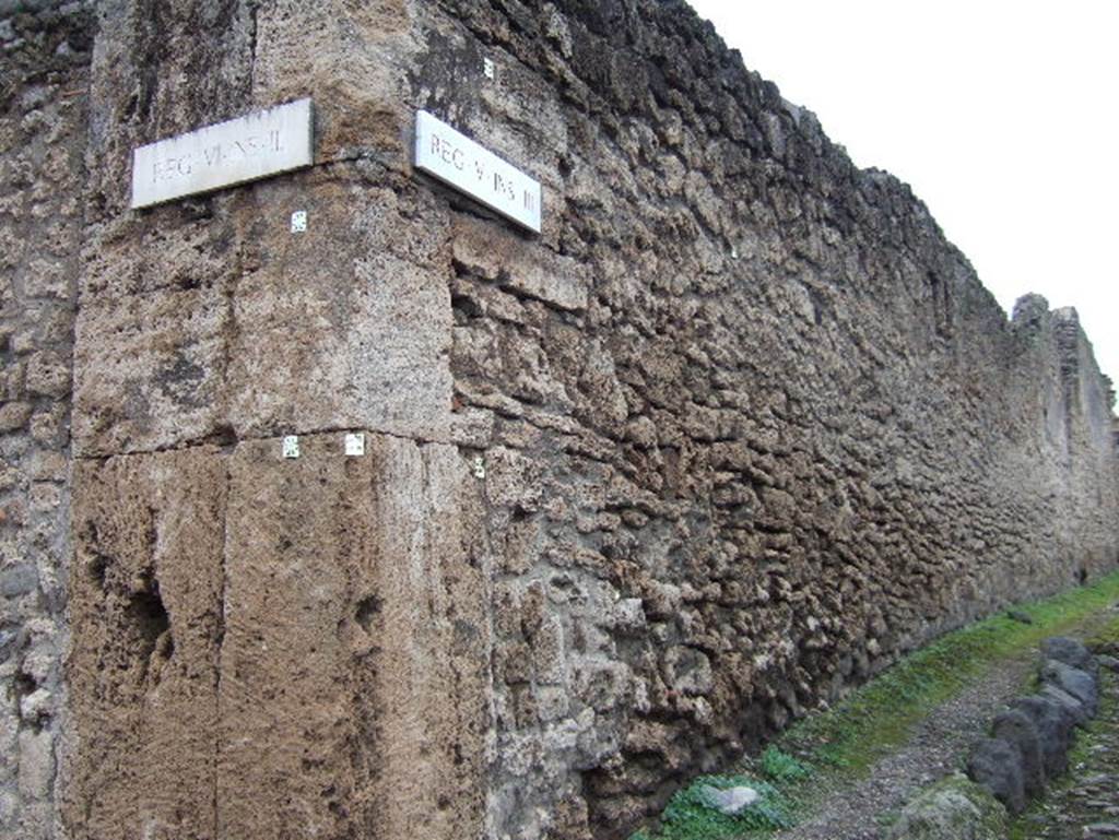 Vicolo di Lucrezio Frontone. December 2005. West side at corner with Via Nola, looking north.