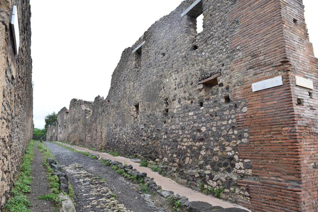 Vicolo di Lucrezio Frontone, east side, Pompeii. March 2018. Looking north from corner junction with Via di Nola. 
Foto Annette Haug, ERC Grant 681269 DÉCOR.