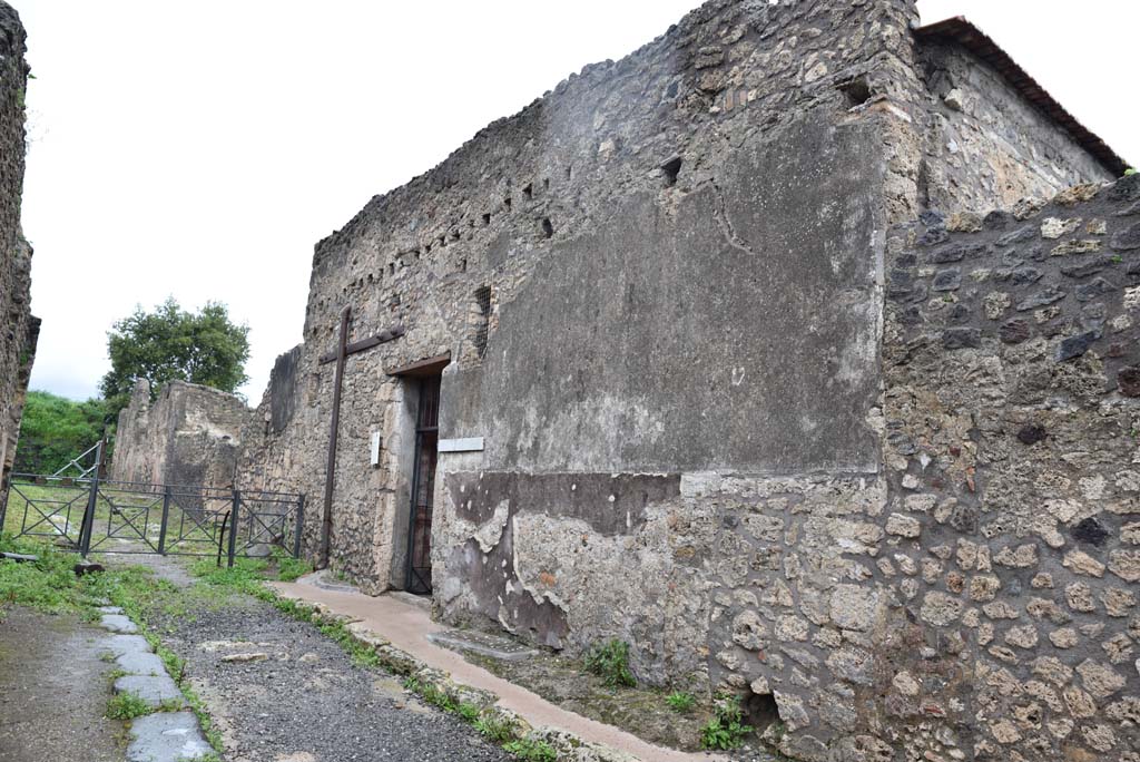 Vicolo di Lucrezio Frontone, east side, Pompeii. March 2018. Looking north towards entrance doorway of V.4.a, in centre.
Foto Annette Haug, ERC Grant 681269 DÉCOR.