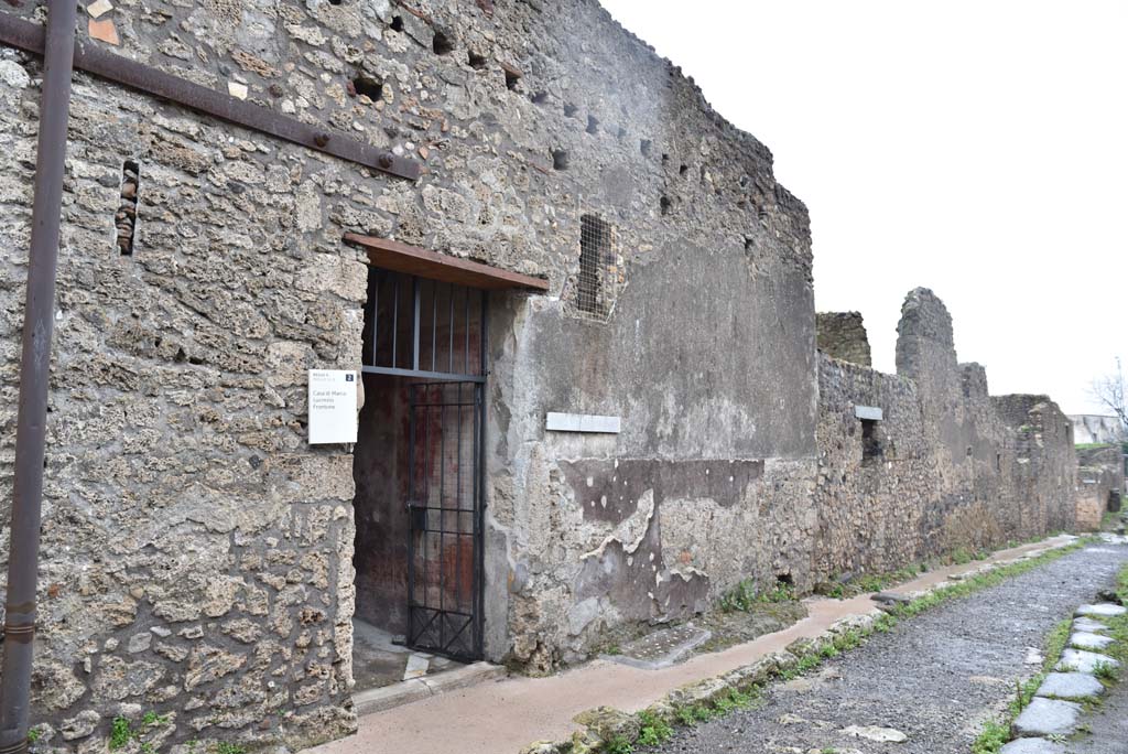 Vicolo di Lucrezio Frontone, east side, Pompeii. March 2018. Looking south along roadway from entrance doorway of V.4.a.
Foto Annette Haug, ERC Grant 681269 DÉCOR.