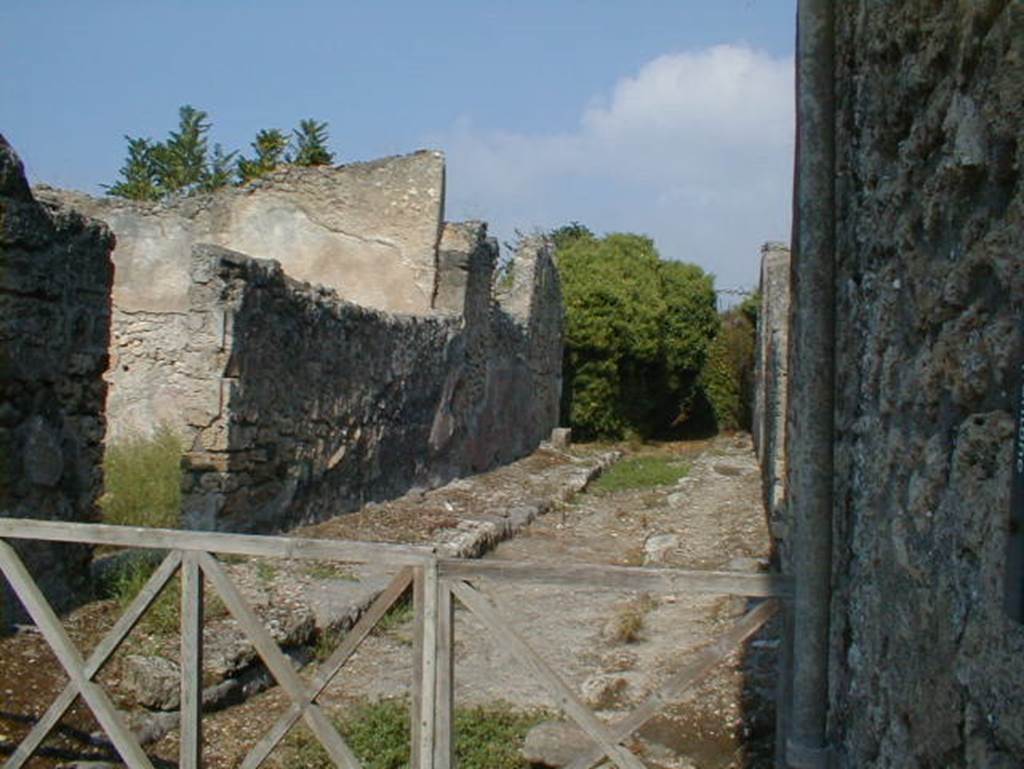 Vicolo di Lucrezio Frontone. Looking north from V.4.a. September 2004.