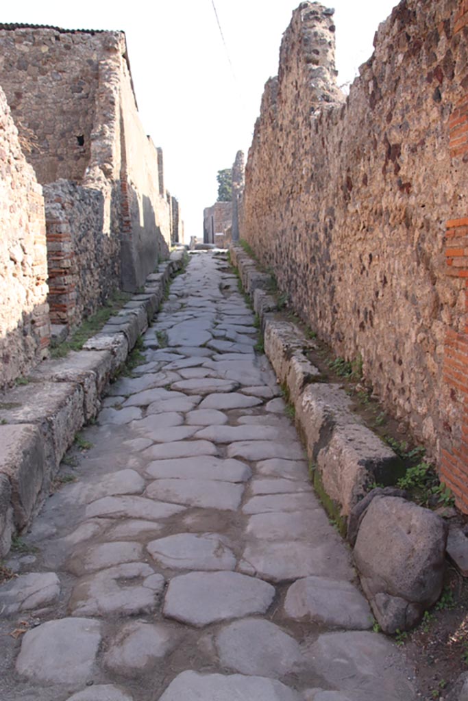 Vicolo di Mercurio, Pompeii. October 2023. 
Looking east from Via Consolare. Photo courtesy of Klaus Heese.