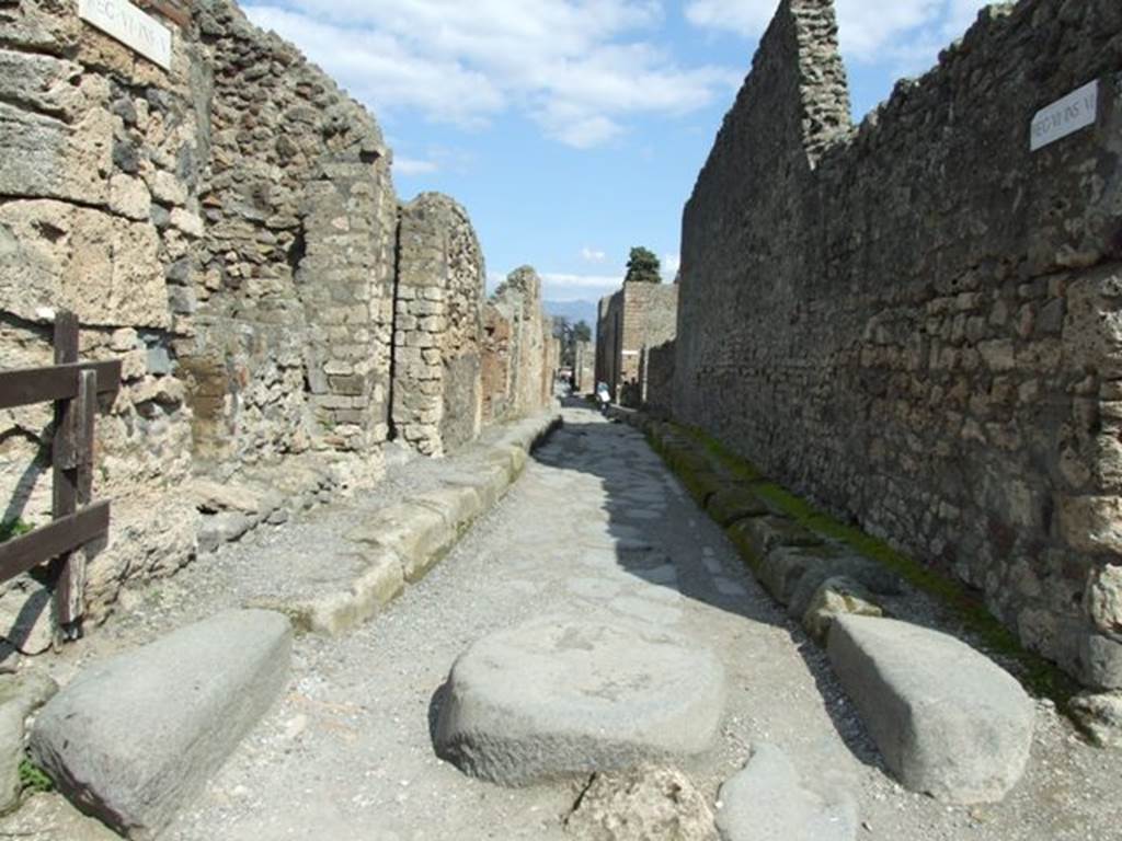 Vicolo di Mercurio. March 2009. Looking east from VI.5.12.