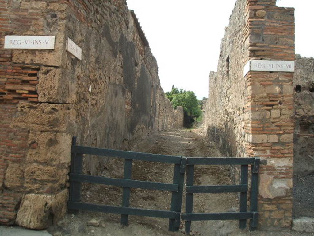 Vicolo di Mercurio. May 2005. Looking north from the crossroads into Vicolo della Fullonica.