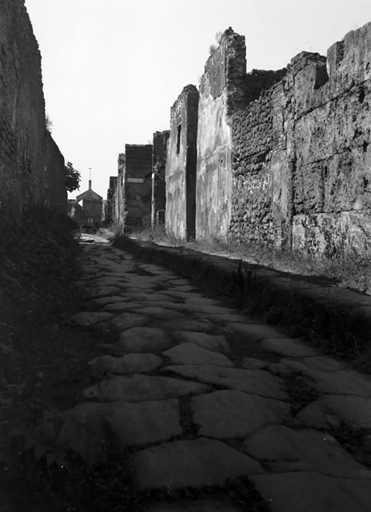 Vicolo di Mercurio. W.1279. Looking west from VI.7.6 towards junction with Vicolo della Fullonica. 
Photo by Tatiana Warscher. Photo © Deutsches Archäologisches Institut, Abteilung Rom, Arkiv.