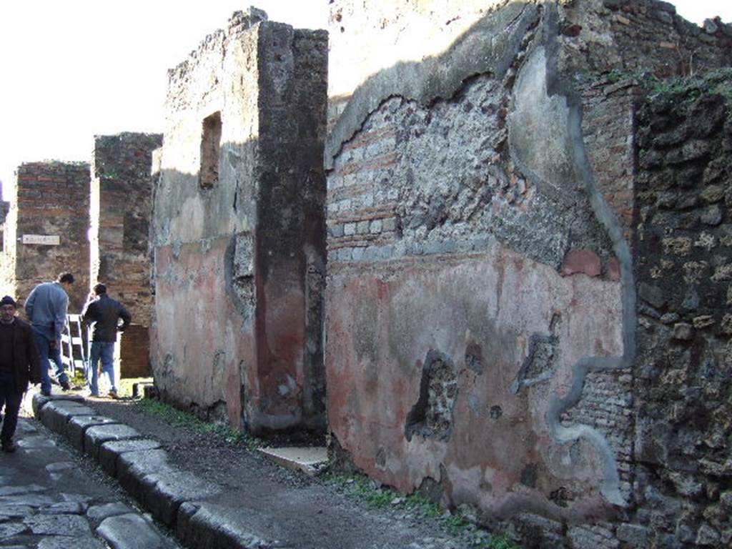 Vicolo di Mercurio. December 2005. Looking west from VI.7.6 towards junction with Vicolo della Fullonica.