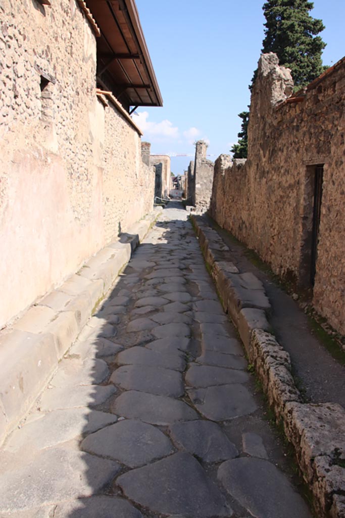 Vicolo di Mercurio, Pompeii. October 2022. 
Looking east from the crossroads with Via di Mercurio, with VI.9.7, on left, and VI.10.19, on right. 
Photo courtesy of Klaus Heese.