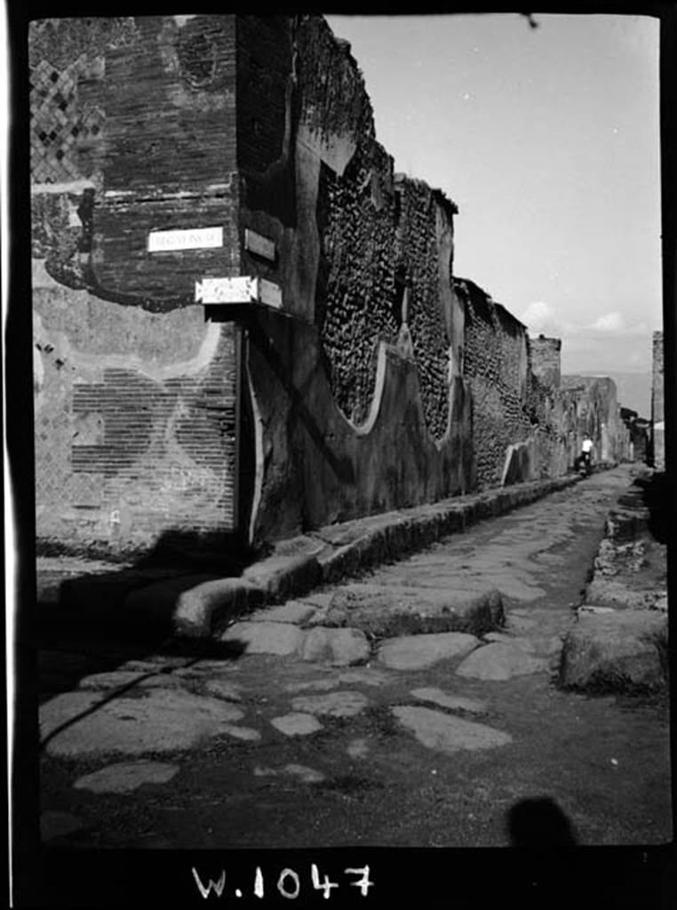 230559 Bestand-D-DAI-ROM-W.1047.jpg
Vicolo di Mercurio, W.1047. Looking east between VI.9 and VI.10 from Via Mercurio.
Photo by Tatiana Warscher. With kind permission of DAI Rome, whose copyright it remains. 
See http://arachne.uni-koeln.de/item/marbilderbestand/230559