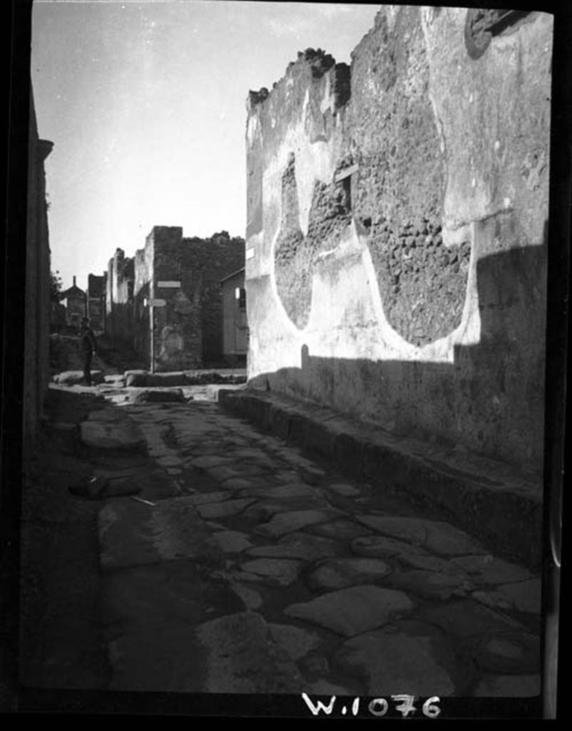 230417 Bestand-D-DAI-ROM-W.1076.jpg
Vicolo di Mercurio, W.1076. Looking west between VI.10 and VI.9 towards junction with Via Mercurio.
Photo by Tatiana Warscher. With kind permission of DAI Rome, whose copyright it remains. 
See http://arachne.uni-koeln.de/item/marbilderbestand/230417