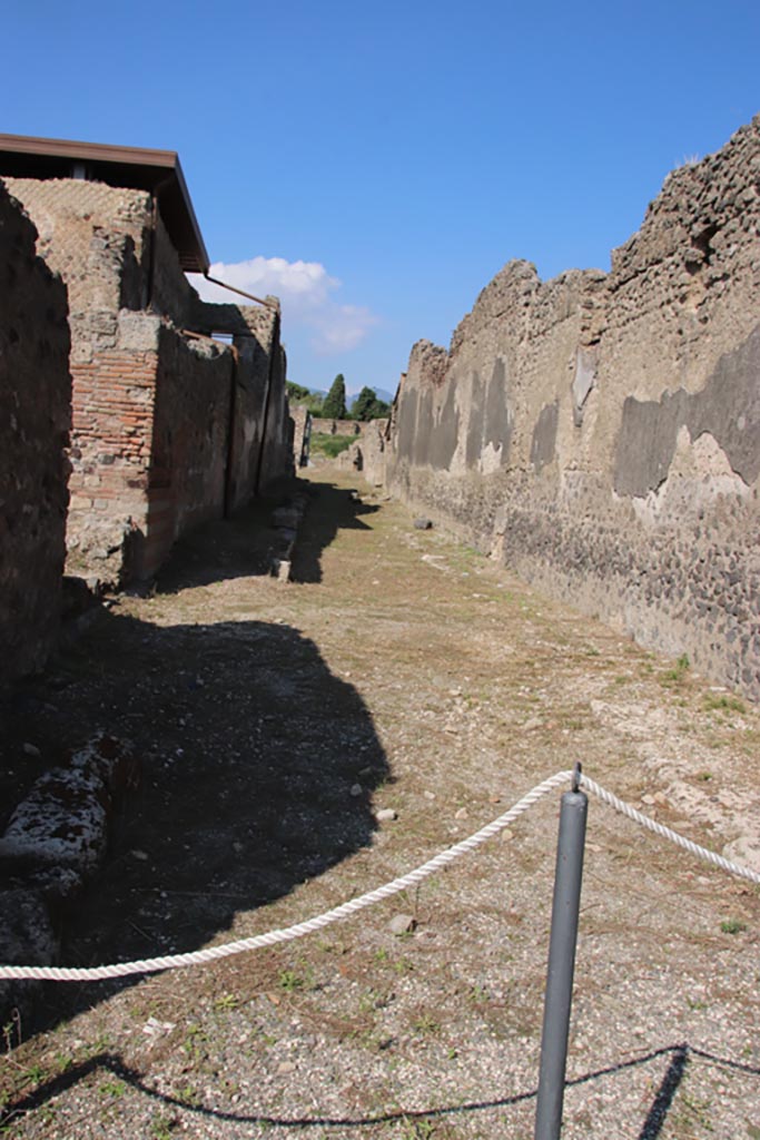 Vicolo del Fauno, October 2022. 
Looking north between VI.9 and VI.11, from junction with Vicolo di Mercurio. Photo courtesy of Klaus Heese.