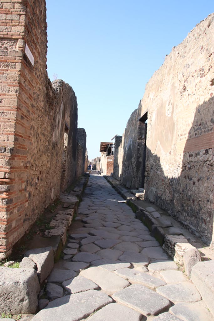 Vicolo di Mercurio, Pompeii. Pompeii. October 2023. 
Looking west from between VI.12, on left and VI.11, on right. Photo courtesy of Klaus Heese.