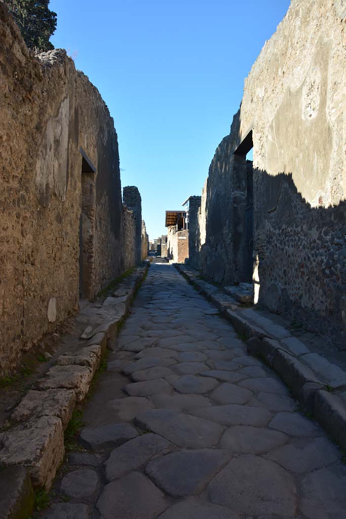 Vicolo di Mercurio, Pompeii. November 2017.
Looking west from between VI.12.7, on left and VI.11.10, on right.
Foto Annette Haug, ERC Grant 681269 DÉCOR