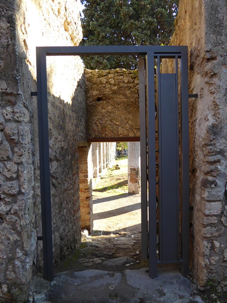 VI.12.2/7 Pompeii. January 2017. Looking south from rear posticum at VI.12.7.
Foto Annette Haug, ERC Grant 681269 DÉCOR.