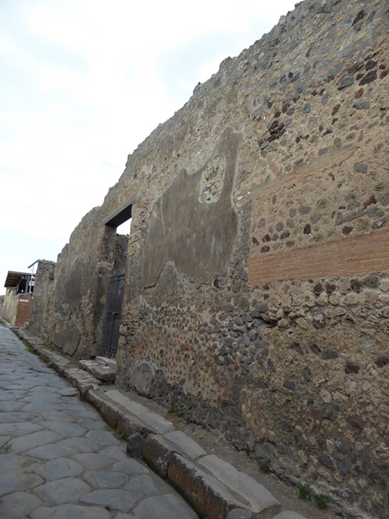 Vicolo di Mercurio, north side, Pompeii. September 2017. 
Looking west along front facade on east side of entrance doorway of VI.11.10.
Foto Annette Haug, ERC Grant 681269 DÉCOR